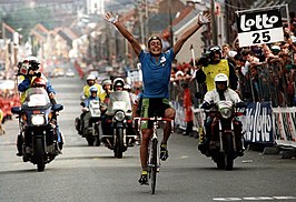 Maurizio Fondriest laat twee vechtende honden achter en staat voor altijd als wereldkampioen 1988 in de tabellen.